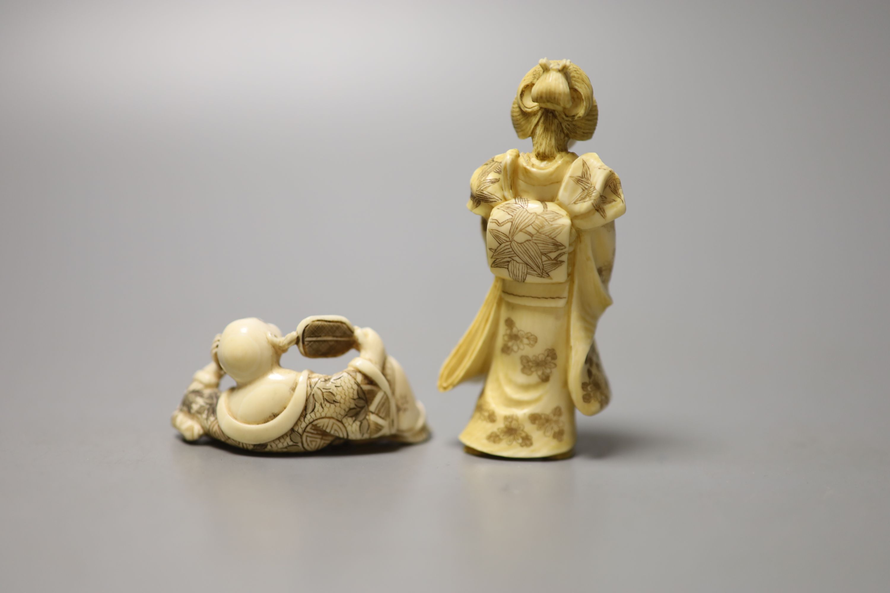 A Japanese ivory figure of a bijin and an ivory netsuke of Hotei, early 20th century, okimono 8cm high